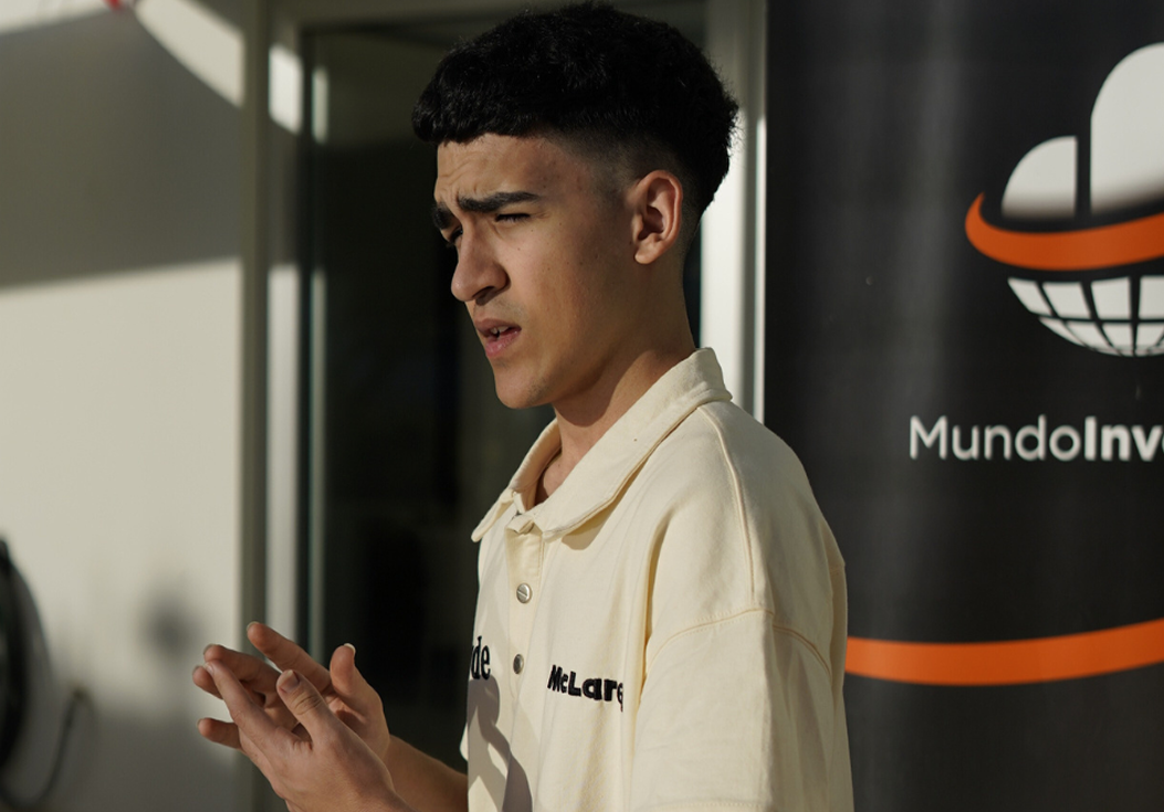 Alejandro hablando en el evento